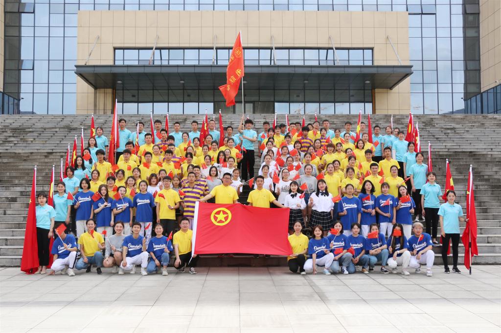 “百年薪火传，勇做追梦人”——我校举行百人快闪活动