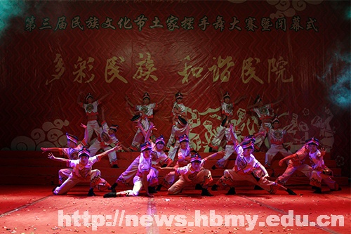 民族学生齐摆手 多彩校园舞和谐