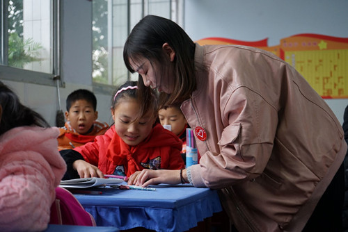 走进江城  爱心相约——我校志愿者走进江城希望小学