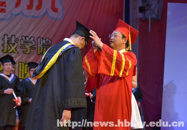 学校隆重举行2016年学士学位授予仪式暨欢送毕业生晚会