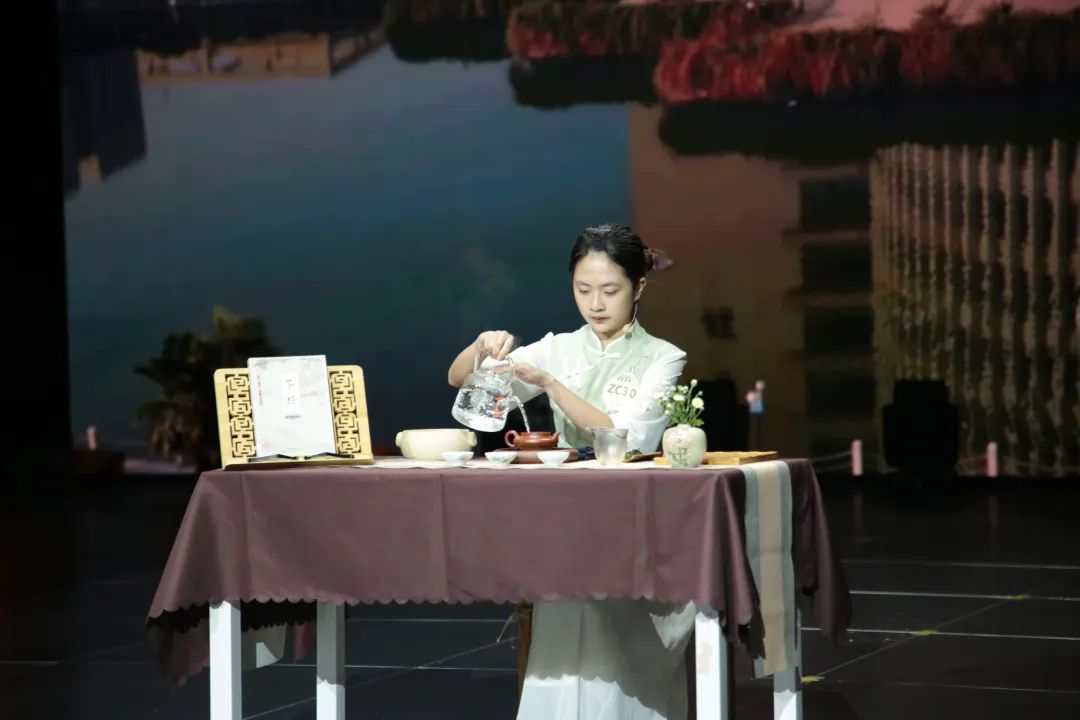 再次祝贺各位获奖选手 希望各位获奖选手 延续大赛尊重技能、尊重人才 追求卓越、精益求精的精神 引领更多劳动者 特别是青年一代 走技能成才、技能报国之路 再次祝贺各位获奖选手 希望各位获奖选手 延续大赛尊重技能、尊重人才 追求卓越、精益求精的精神 引领更多劳动者 特别是青年一代 走技能成才、技能报国之路