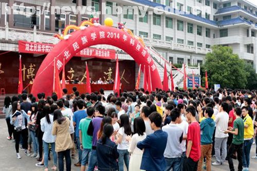 科技生活 创新圆梦 学校2014年科技活动周开幕