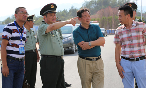 恩施州委常委、恩施军分区司令员江明辉视察我校新生军训工作
