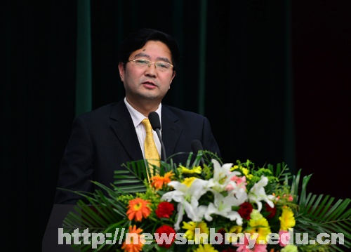 学校隆重举行2013级研究生开学典礼