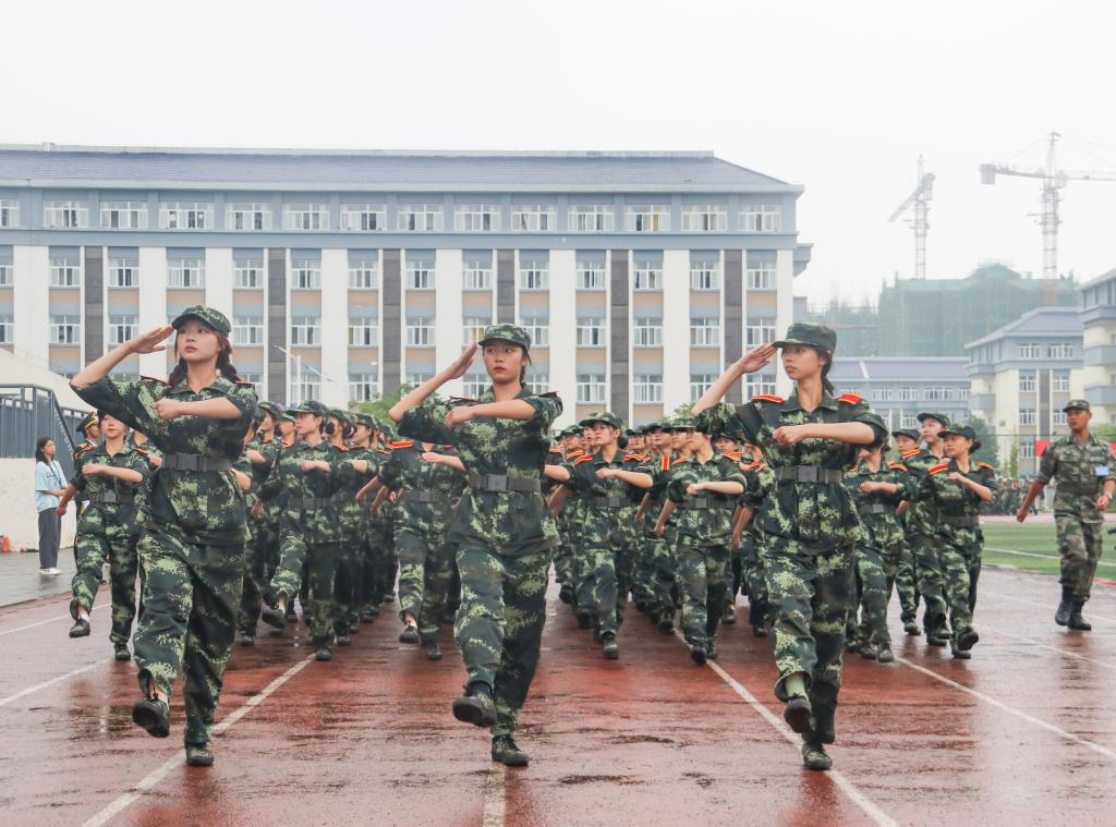 湖北恩施学院举办2021级新生军训汇报表演暨总结表彰大会