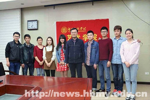 徐本禹与学校艺术系青年志愿者交流