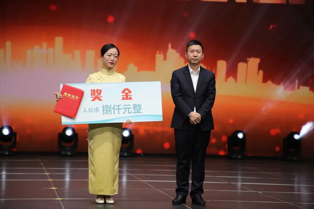 再次祝贺各位获奖选手 希望各位获奖选手 延续大赛尊重技能、尊重人才 追求卓越、精益求精的精神 引领更多劳动者 特别是青年一代 走技能成才、技能报国之路 再次祝贺各位获奖选手 希望各位获奖选手 延续大赛尊重技能、尊重人才 追求卓越、精益求精的精神 引领更多劳动者 特别是青年一代 走技能成才、技能报国之路