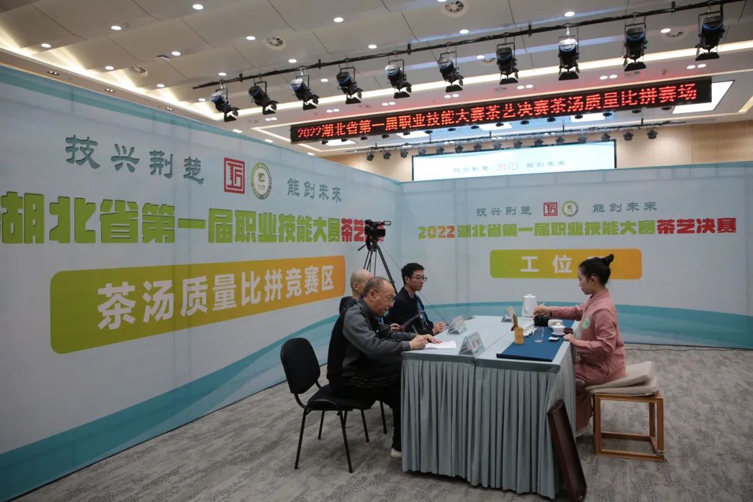 再次祝贺各位获奖选手 希望各位获奖选手 延续大赛尊重技能、尊重人才 追求卓越、精益求精的精神 引领更多劳动者 特别是青年一代 走技能成才、技能报国之路 再次祝贺各位获奖选手 希望各位获奖选手 延续大赛尊重技能、尊重人才 追求卓越、精益求精的精神 引领更多劳动者 特别是青年一代 走技能成才、技能报国之路
