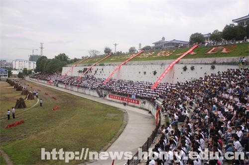学校举行2014级新生消防实战演练