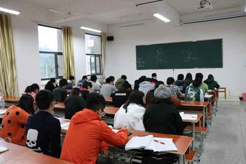 我校文学与传媒学院英语社开展晨读活动