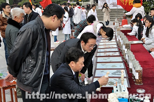 中医药系举行大型义诊迎接第85届国医节