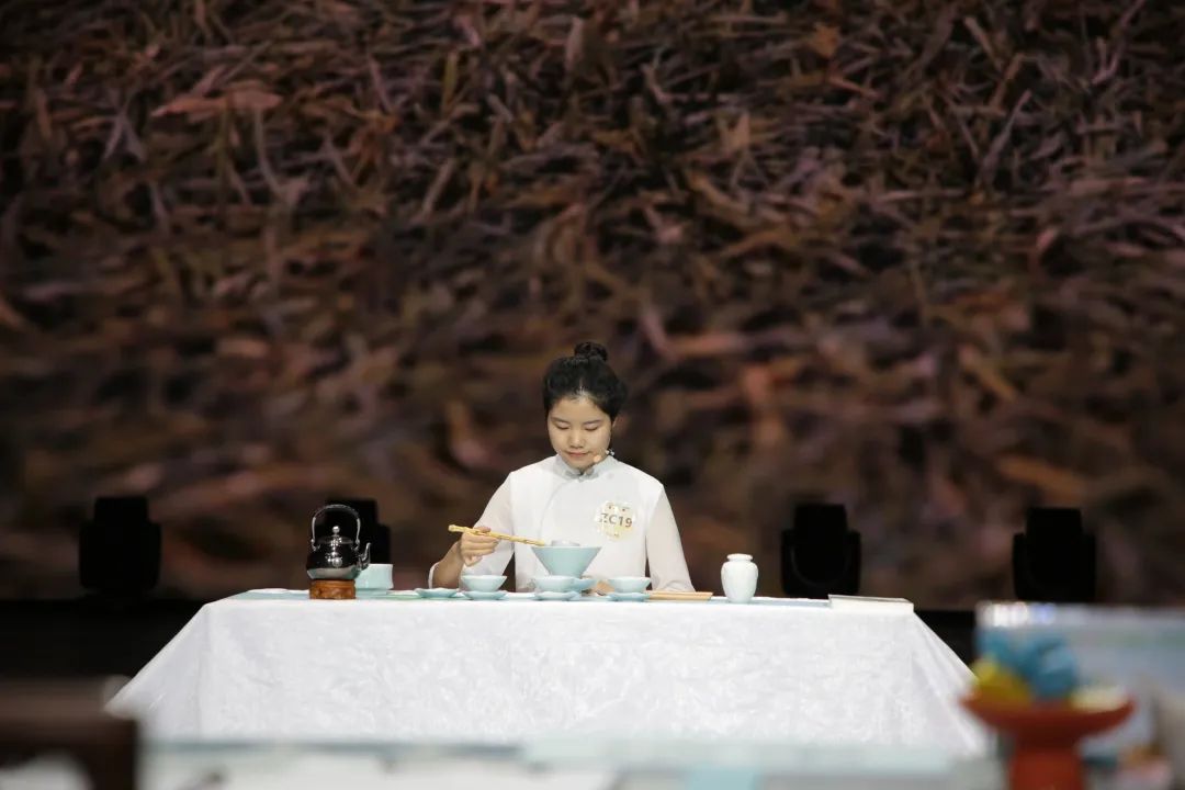 再次祝贺各位获奖选手 希望各位获奖选手 延续大赛尊重技能、尊重人才 追求卓越、精益求精的精神 引领更多劳动者 特别是青年一代 走技能成才、技能报国之路 再次祝贺各位获奖选手 希望各位获奖选手 延续大赛尊重技能、尊重人才 追求卓越、精益求精的精神 引领更多劳动者 特别是青年一代 走技能成才、技能报国之路