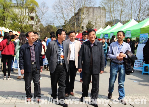 学校举行医药人才专场招聘会