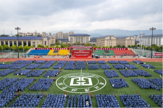观礼九三阅兵，共上开学第一课！湖北恩施学院2025级新生开学典礼暨军训动员大会庄严举行