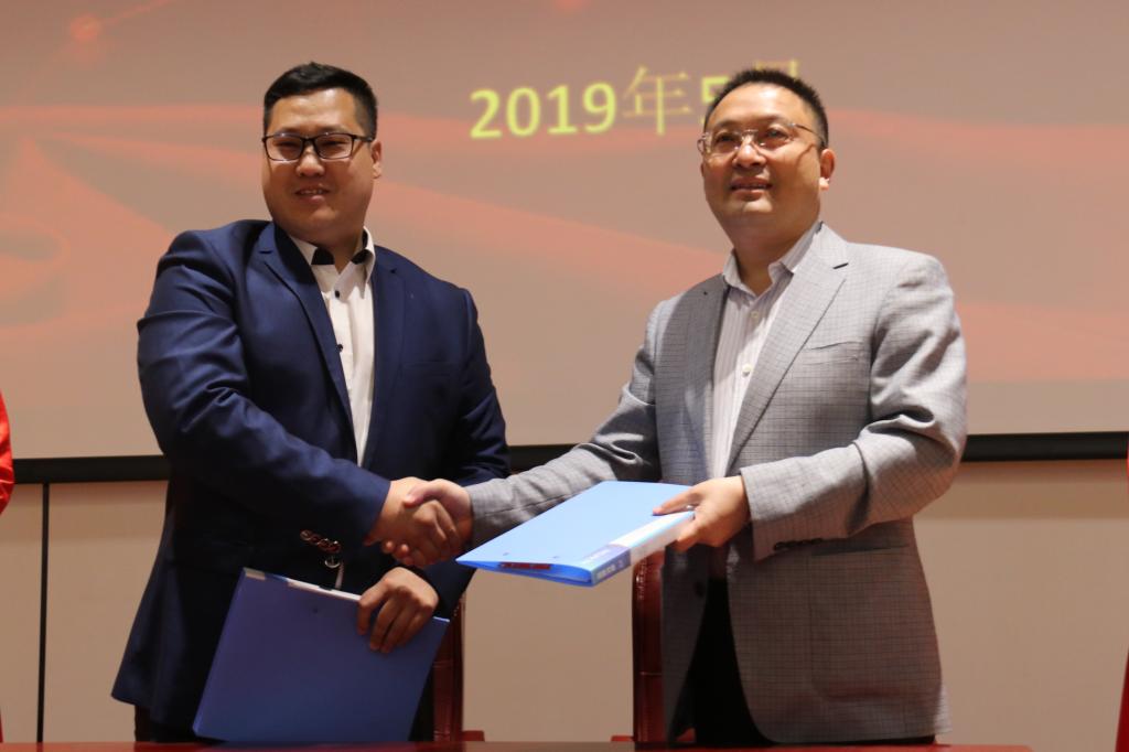 我校与恩施州电子商务产业园•湖北杭情施意企业加速器有限公司签订校企合作协议