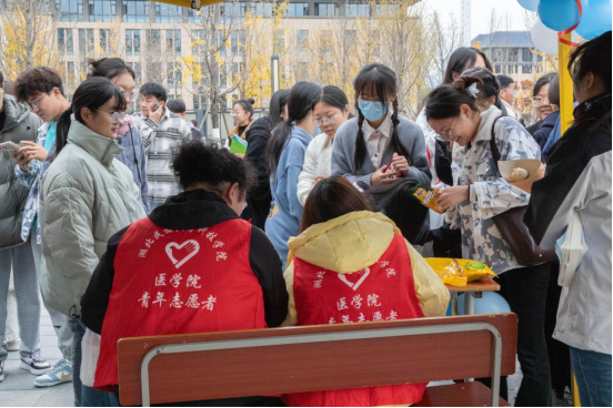 湖北恩施学院医学部开展“温情迎暖冬，臻情感恩季 ”感恩奉献文化活动