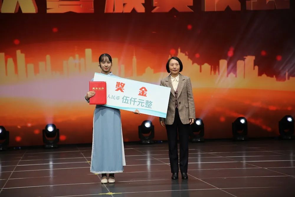 再次祝贺各位获奖选手 希望各位获奖选手 延续大赛尊重技能、尊重人才 追求卓越、精益求精的精神 引领更多劳动者 特别是青年一代 走技能成才、技能报国之路 再次祝贺各位获奖选手 希望各位获奖选手 延续大赛尊重技能、尊重人才 追求卓越、精益求精的精神 引领更多劳动者 特别是青年一代 走技能成才、技能报国之路