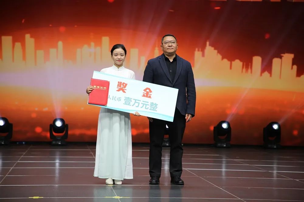 再次祝贺各位获奖选手 希望各位获奖选手 延续大赛尊重技能、尊重人才 追求卓越、精益求精的精神 引领更多劳动者 特别是青年一代 走技能成才、技能报国之路 再次祝贺各位获奖选手 希望各位获奖选手 延续大赛尊重技能、尊重人才 追求卓越、精益求精的精神 引领更多劳动者 特别是青年一代 走技能成才、技能报国之路