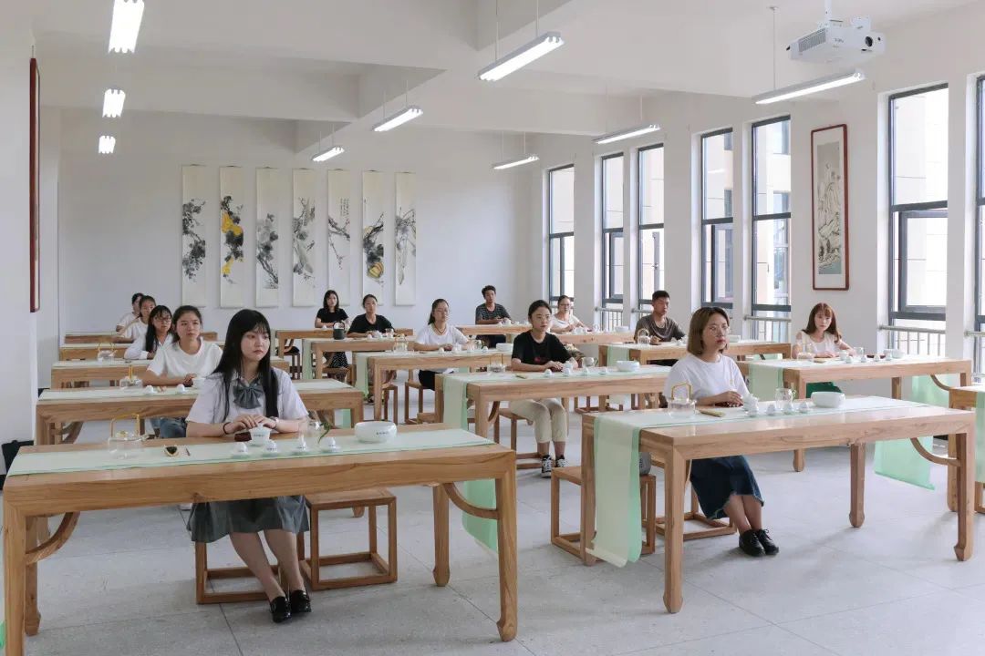 硒茶学院院长何洁在全省两会上建议:打造工匠学院,推广硒茶文化! 硒茶学院院长何洁在全省两会上建议:打造工匠学院,推广硒茶文化!