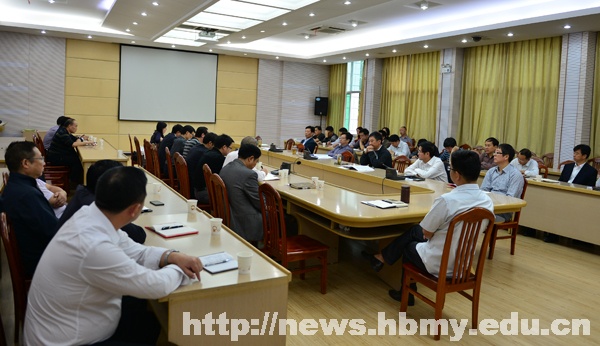学校党委中心组开展专题学习