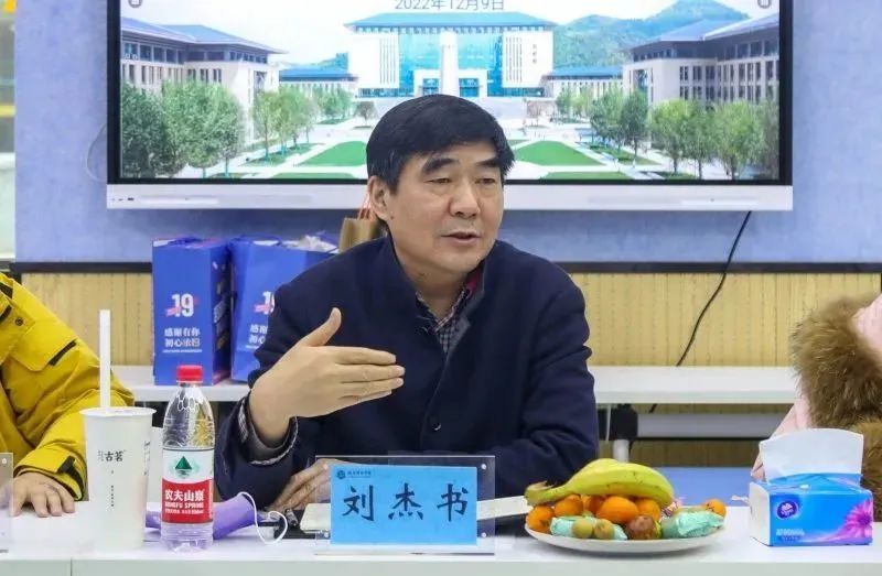 送新衣、赠新鞋,把爱留在恩施学院! 送新衣、赠新鞋,把爱留在恩施学院!
