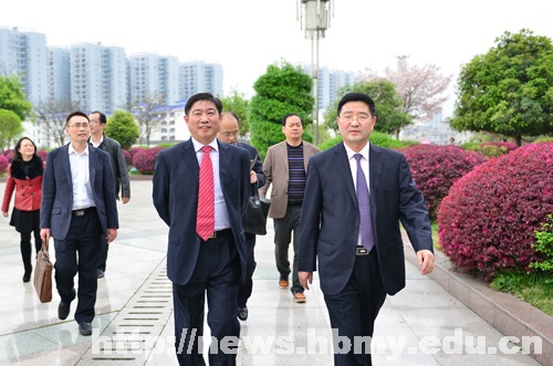 荆门市第一人民医院领导访问学校