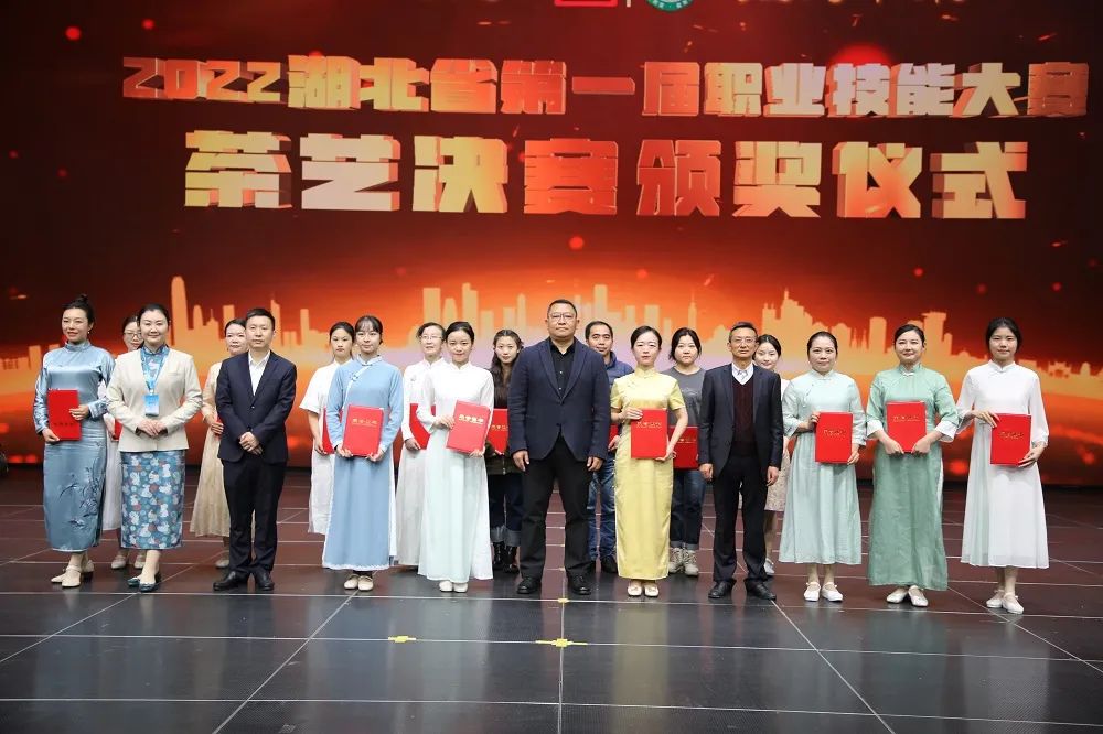 再次祝贺各位获奖选手 希望各位获奖选手 延续大赛尊重技能、尊重人才 追求卓越、精益求精的精神 引领更多劳动者 特别是青年一代 走技能成才、技能报国之路 再次祝贺各位获奖选手 希望各位获奖选手 延续大赛尊重技能、尊重人才 追求卓越、精益求精的精神 引领更多劳动者 特别是青年一代 走技能成才、技能报国之路