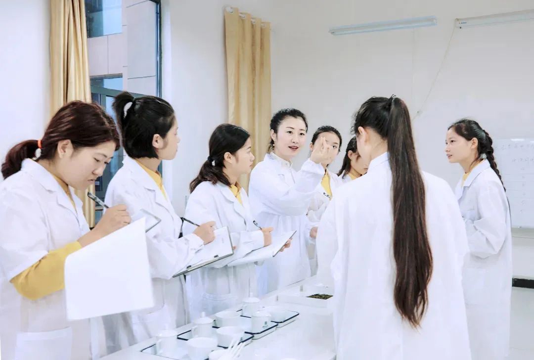 湖北恩施学院硒茶学院院长何洁入选首届恩施州十大巾帼楷模! 湖北恩施学院硒茶学院院长何洁入选首届恩施州十大巾帼楷模!