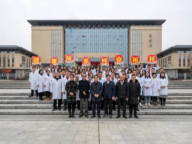 坚定目标，带上祝福出发——校领导慰问教职工