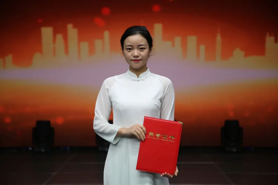 再次祝贺各位获奖选手 希望各位获奖选手 延续大赛尊重技能、尊重人才 追求卓越、精益求精的精神 引领更多劳动者 特别是青年一代 走技能成才、技能报国之路 再次祝贺各位获奖选手 希望各位获奖选手 延续大赛尊重技能、尊重人才 追求卓越、精益求精的精神 引领更多劳动者 特别是青年一代 走技能成才、技能报国之路