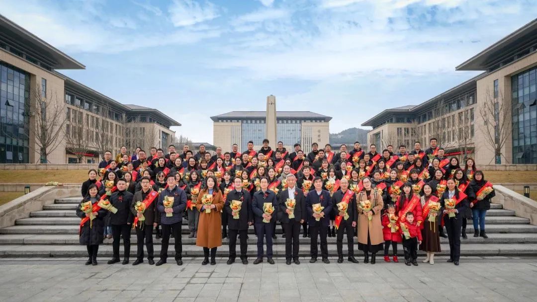 戮力同心绘蓝图  追求卓越谋发展｜湖北恩施学院举行2022年度总结表彰大会