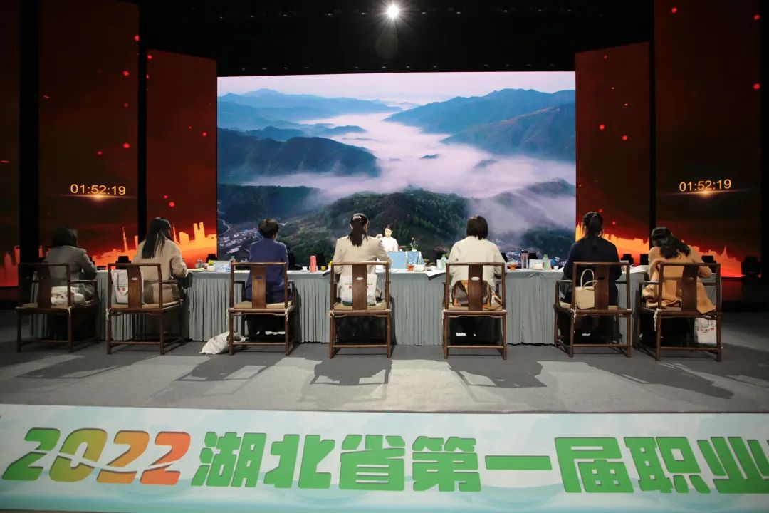 再次祝贺各位获奖选手 希望各位获奖选手 延续大赛尊重技能、尊重人才 追求卓越、精益求精的精神 引领更多劳动者 特别是青年一代 走技能成才、技能报国之路 再次祝贺各位获奖选手 希望各位获奖选手 延续大赛尊重技能、尊重人才 追求卓越、精益求精的精神 引领更多劳动者 特别是青年一代 走技能成才、技能报国之路
