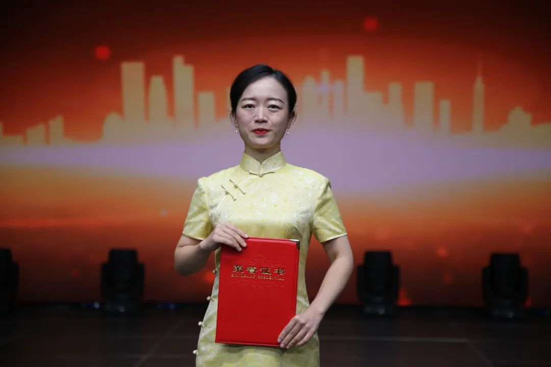 再次祝贺各位获奖选手 希望各位获奖选手 延续大赛尊重技能、尊重人才 追求卓越、精益求精的精神 引领更多劳动者 特别是青年一代 走技能成才、技能报国之路 再次祝贺各位获奖选手 希望各位获奖选手 延续大赛尊重技能、尊重人才 追求卓越、精益求精的精神 引领更多劳动者 特别是青年一代 走技能成才、技能报国之路