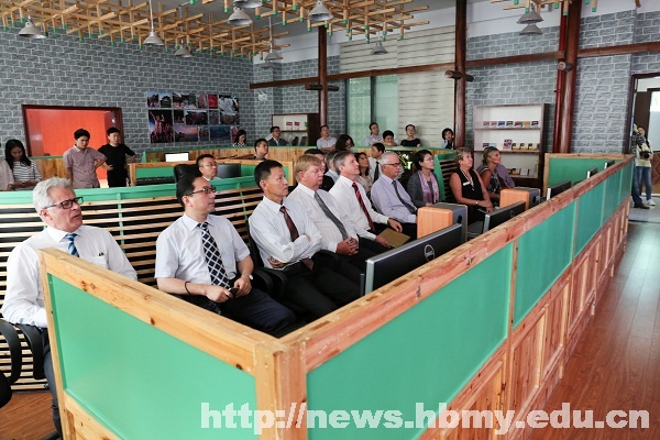 新西兰怀马卡里里地区市市长一行访问学校